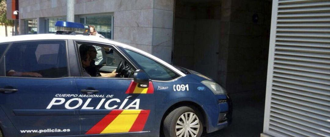 Policia Nacional entra en un garaje