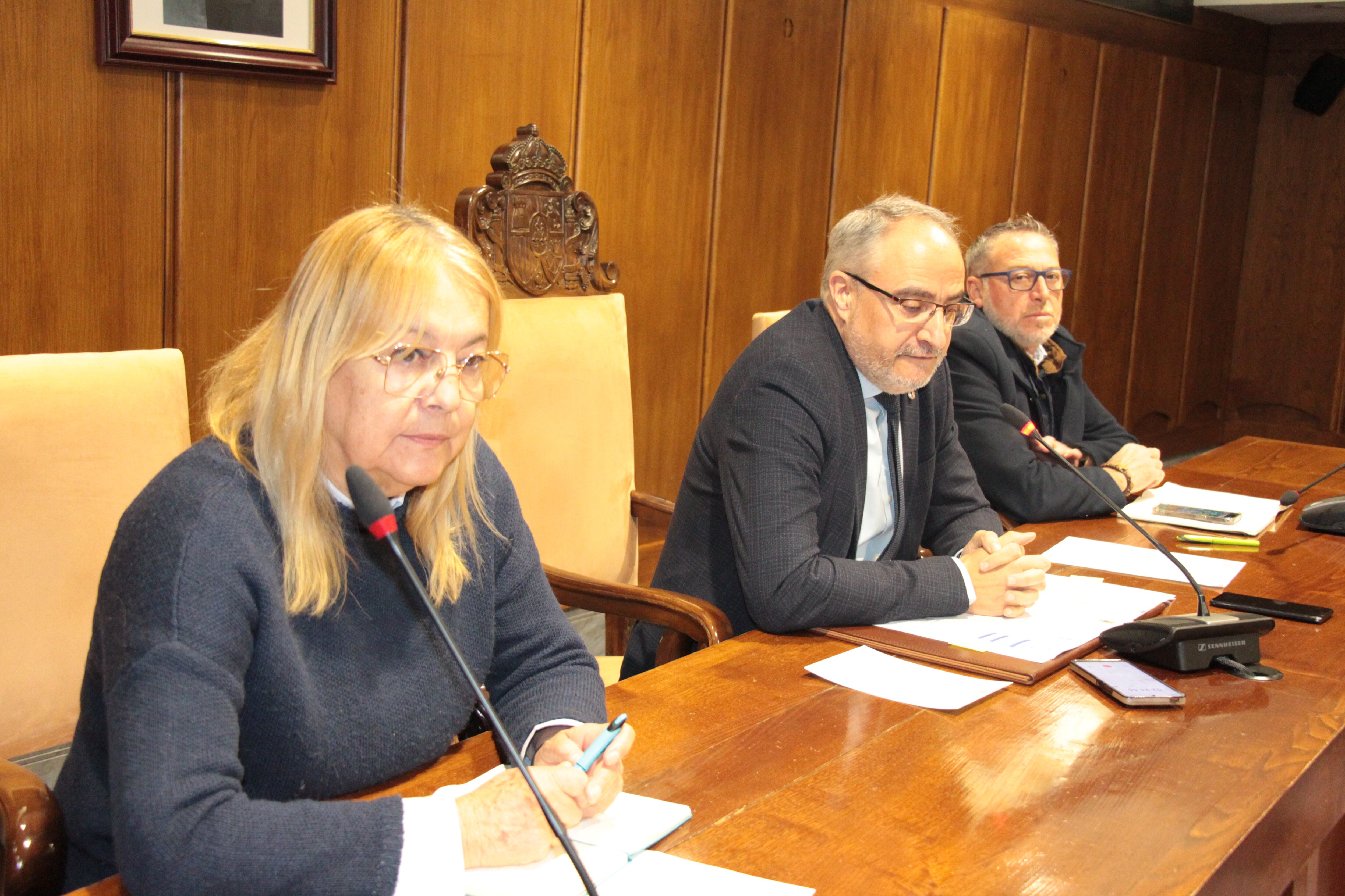 El alcalde junto a los concejales Carmen Doel y José Antonio Cartón