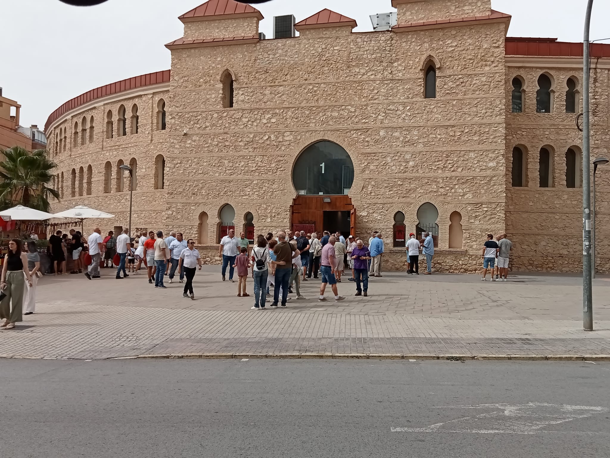 Exterior de la Plaza de toros durante un reciente evento taurino