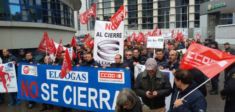 Trabajadores de Elcogás, junto a los sindicatos UGT y CCOO, en una de sus protestas