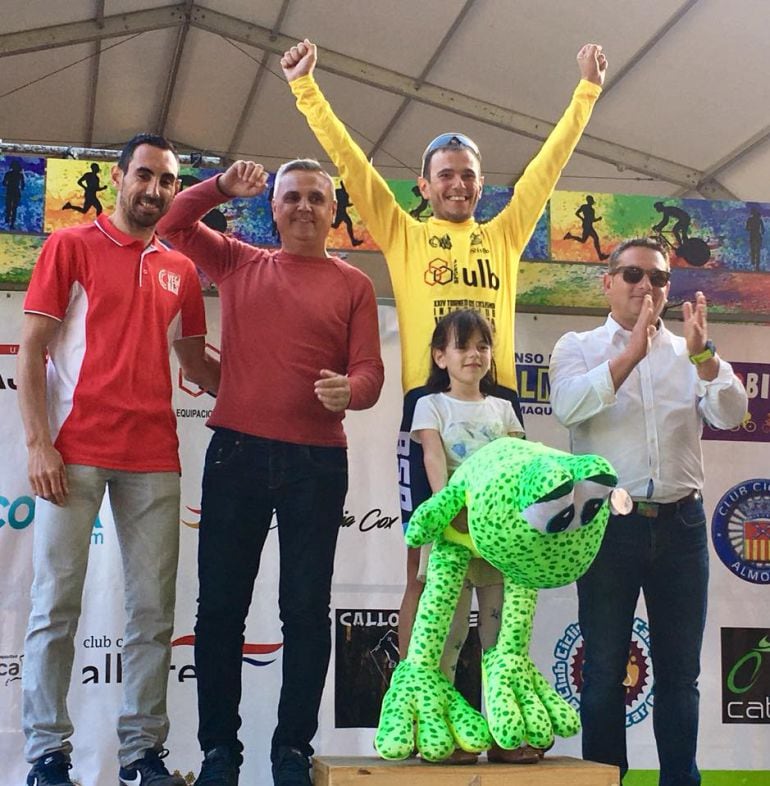 Robero Martínez con el maillot que le acredita como líder del torneo