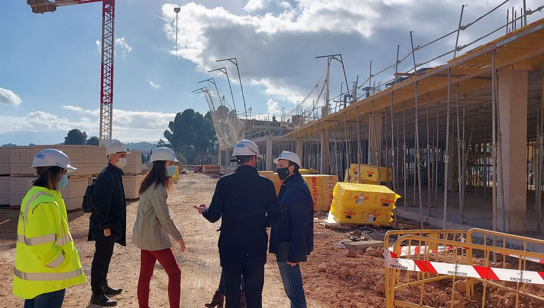 Mireia Estepa, alcaldesa de Cocentaina, durante la visita a las obras del colegio Bosco junto a representantes de la empresa adjudicataria