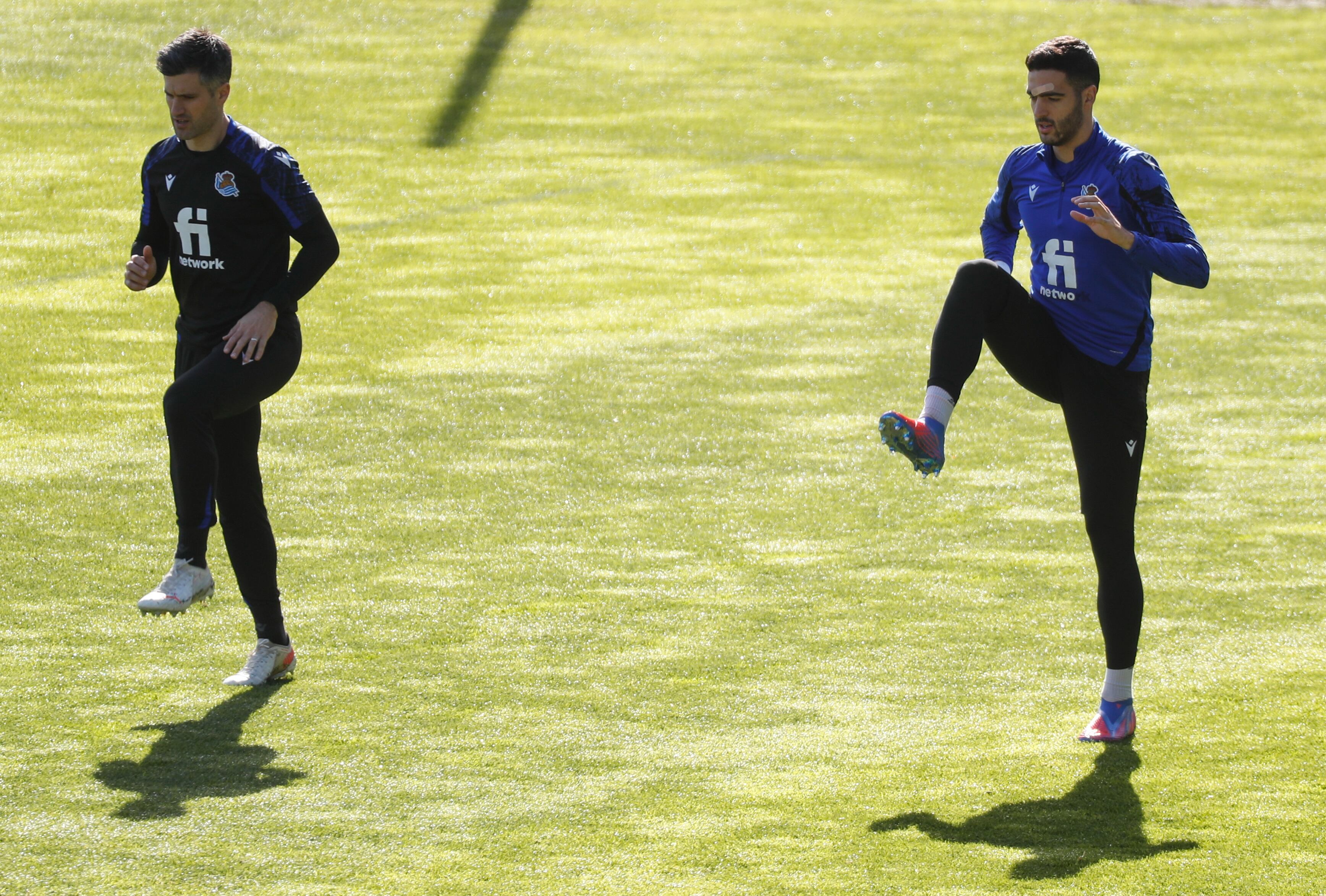 GRAFCAV2865. SAN SEBASTIÁN (ESPAÑA), 23/02/2022.- El centrocampista de la Real Sociedad, Mikel Merino (d), se ha ejercitado separado del grupo en las instalaciones de Zubieta y tiene posibilidades de participar en el partido de la Liga Europa que se disputará mañana ante el Leipzig. EFE/Juan Herrero.