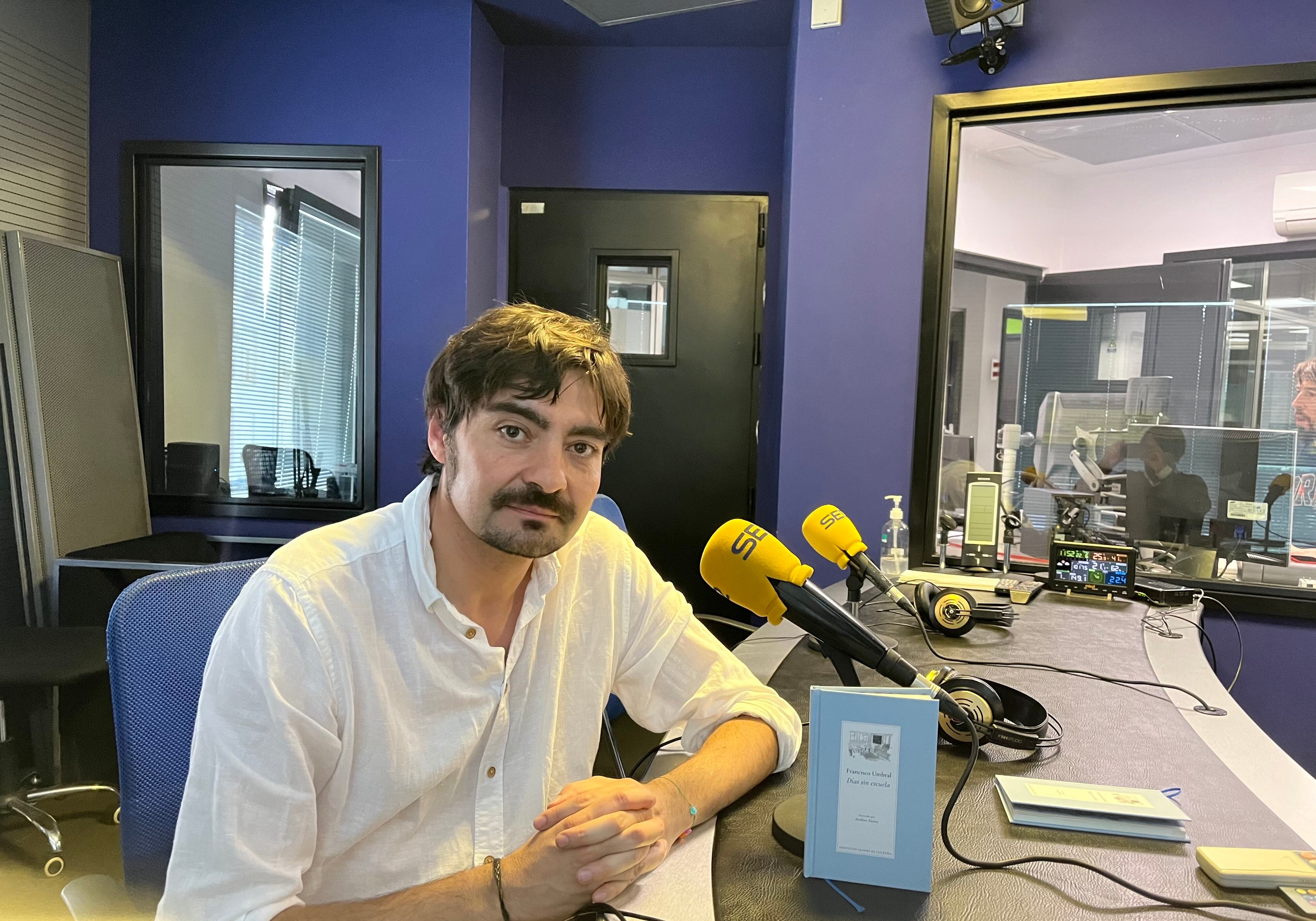 Emilio Gancedo con el ejemplar de la novela corta de Umbral