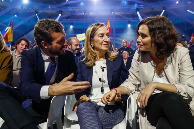 El presidente del PP y candidato del partido a la Presidencia del Gobierno, Pablo Casado; la vicepresidenta tercera del Congreso y &#039;número dos&#039; del PP en Madrid, Ana Pastor y la presidenta de la Comunidad de Madrid, Isabel Díaz Ayuso durante el mitin del partido de fin de campaña