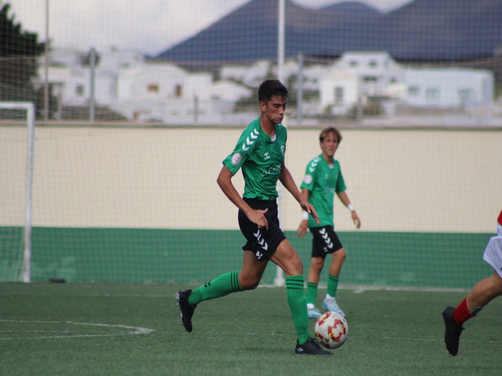 Uno de los jugadores del Unión Sur Yaiza de División de Honor Juvenil conduciendo el balón.