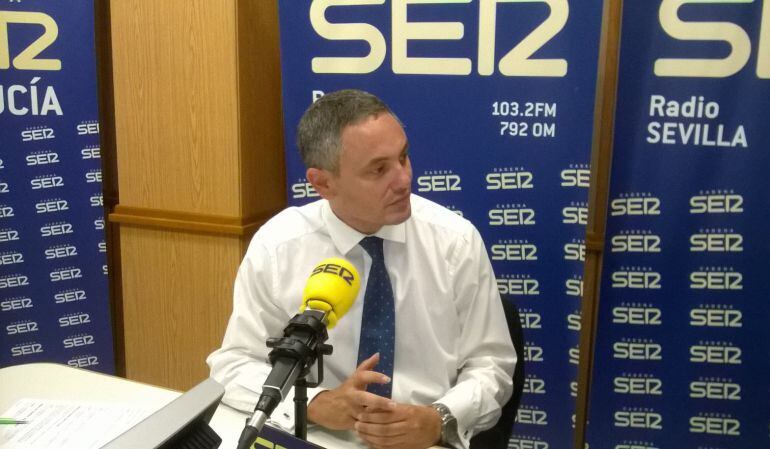 El pregonero Alberto García Reyes, ante el micrófono de Radio Sevilla