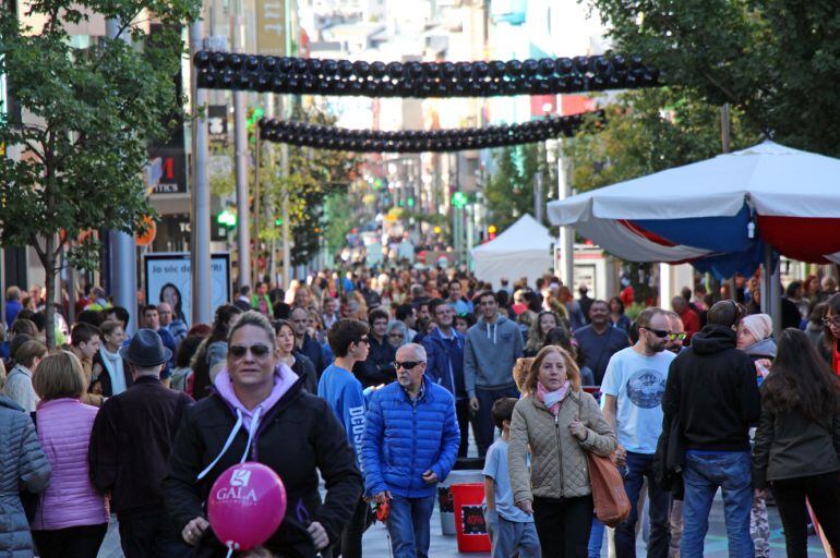 Multitud de vianants aquest cap de setmana coincidint amb la Vivan London Go, l'animació prevista pel Pont del Pilar coincidint amb l'obertura de l'Andorra Shopping Festival.