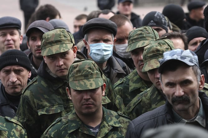 Separatistas prorrusos participan en una manifestación delante de un edificio gubernamental, en Lugansk