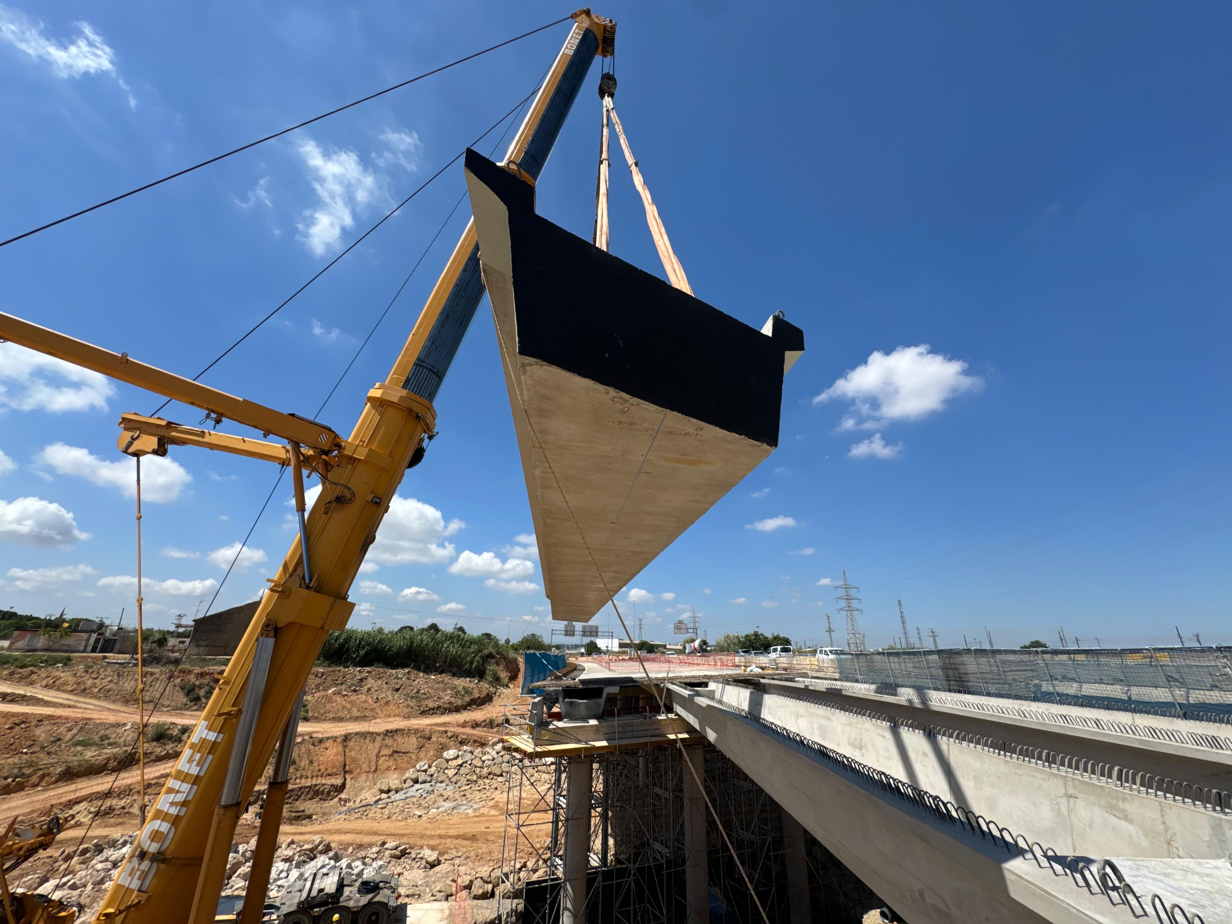 La Generalitat instala las vigas del puente de la CV-33 en l&#039;Horta Sud colapsado por la DANA