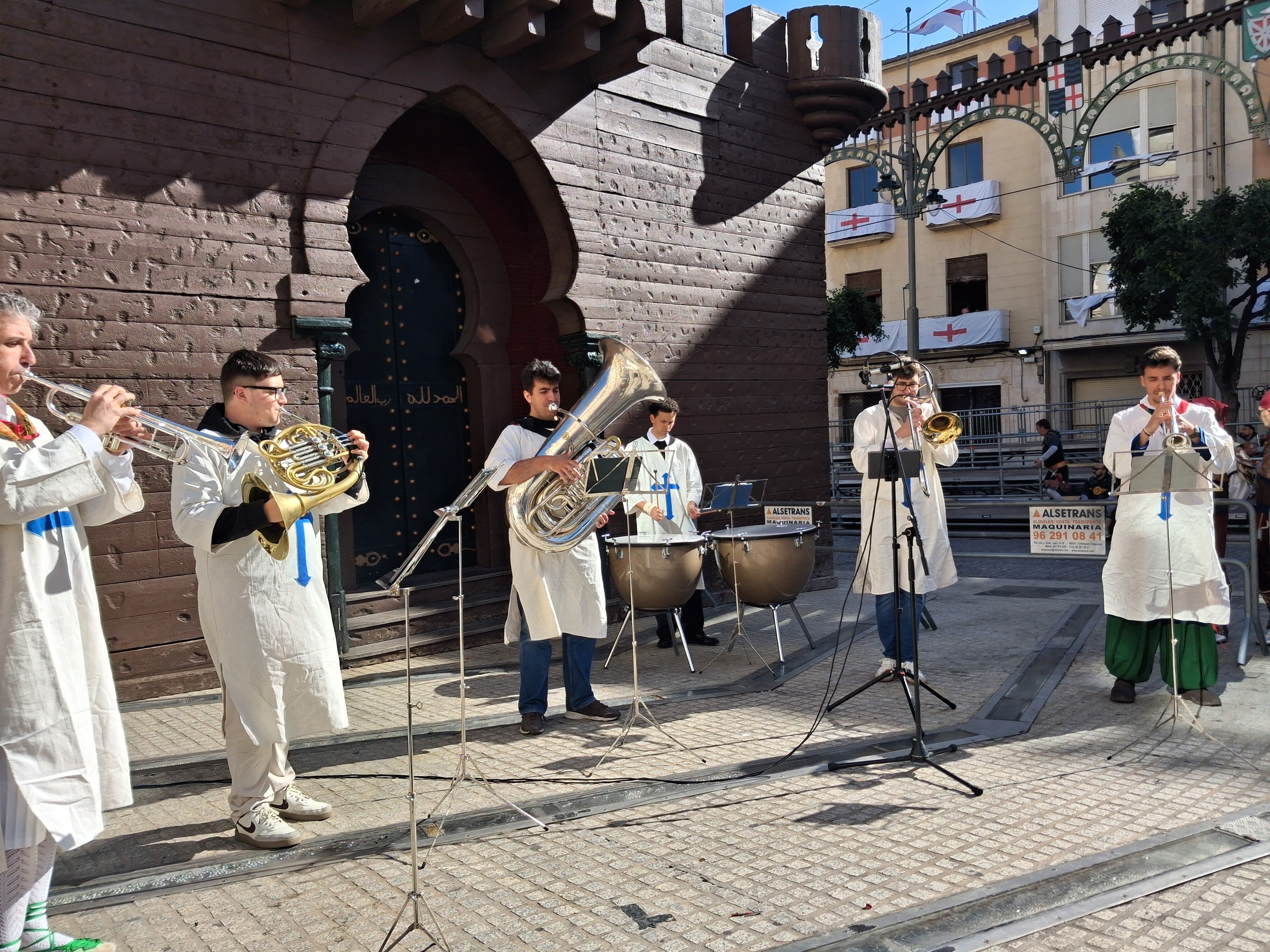 El quinteto de metal y percusión de la Orquestra Simfònica d'Alcoi interpretando la fanfarria 'Alcoi, ma patria' esta mañana.