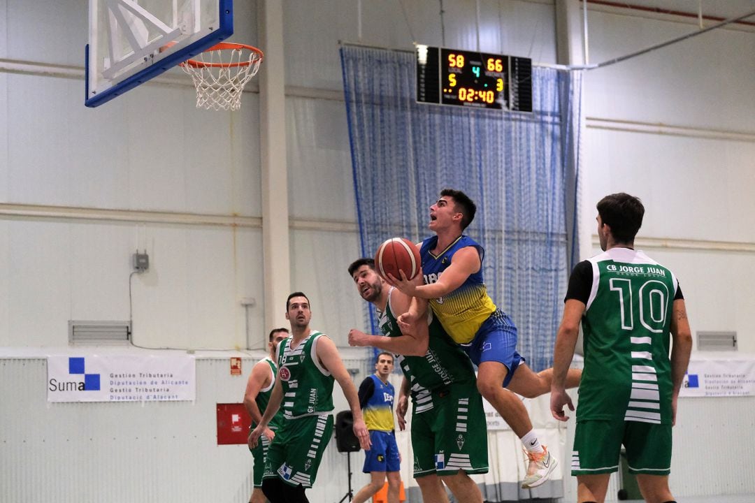 Jugador dianense entrando a canasta.