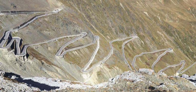 Por circunstancias que se investigan, sufrió una caída mortal cuando descendían el puerto del Stelvio.