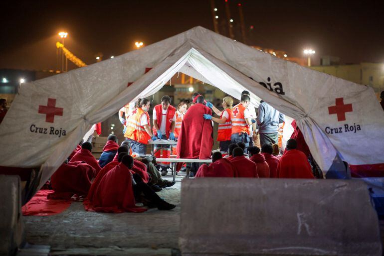 Llegada al puerto de Málaga de los 154 inmigrantes rescatados por Salvamento Marítimo cuando navegaban en tres pateras en el mar de Alborán. EFE Carlos Díaz