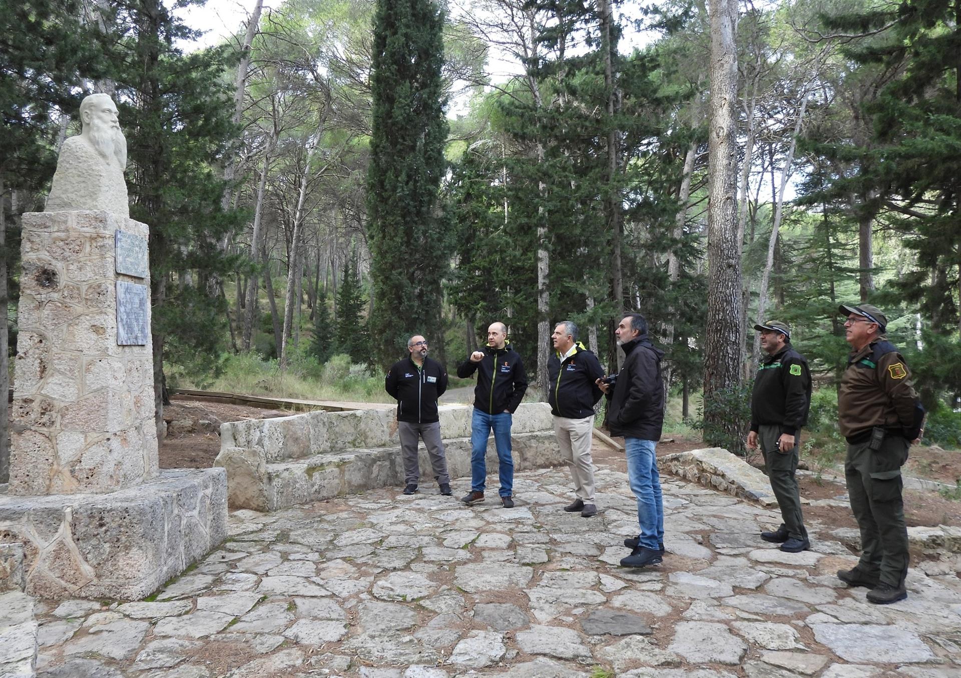 El consejero de Medio Ambiente, Universidades, Investigación y Mar Menor, Juan María Vázquez, durante la visita al Centro de Visitantes Ricardo Codorníu y alrededores del Parque Regional de Sierra Espuña