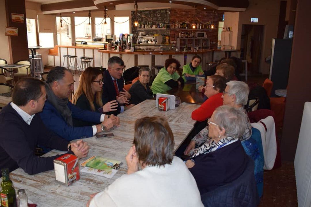 Encuentro de AFAD con usuarios, alcalde, delegado de la Junta en Cuenca y delegado de Economía, Empresas y Empleo. 