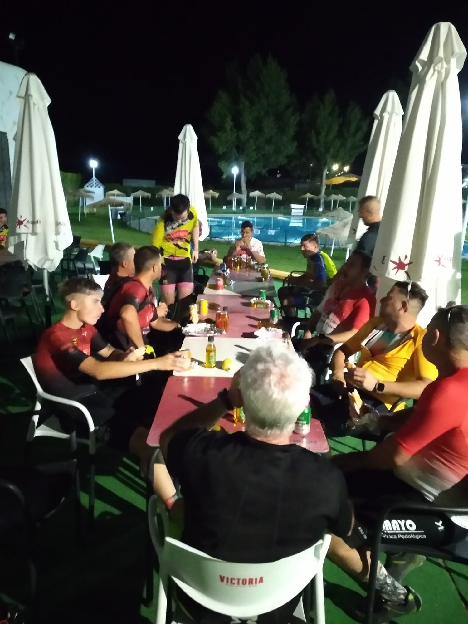 Momento de la convivencia en la Piscina Municipal