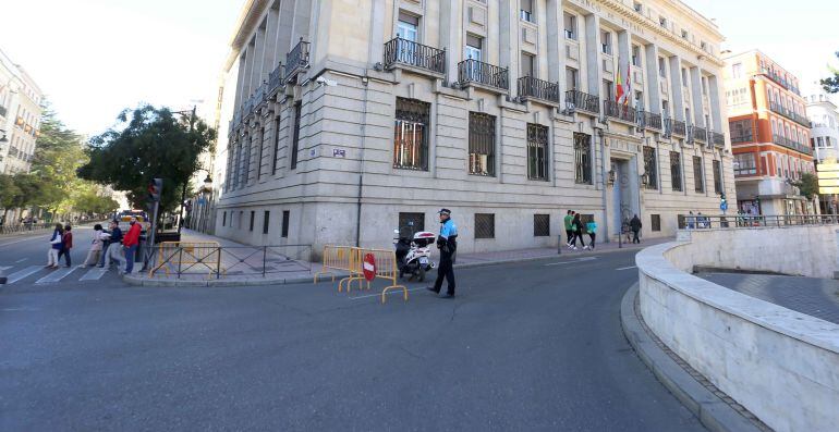 Imagen de archivo. Acceso al centro de la ciudad cerrado al tráfico por los altos índices de contaminación