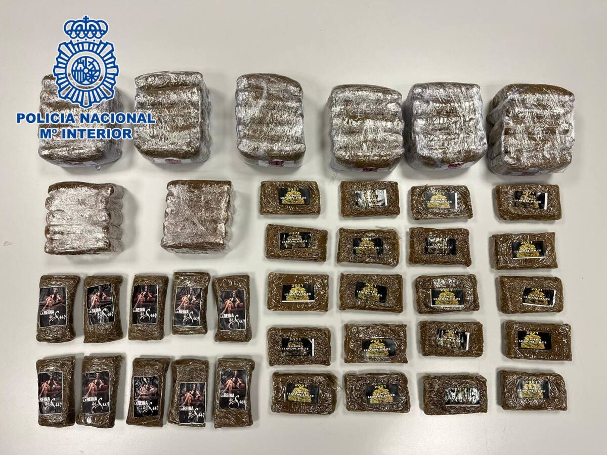 La Policía Nacional detiene a un hombre mientras circulaba con siete kilos de hachís en su vehículo