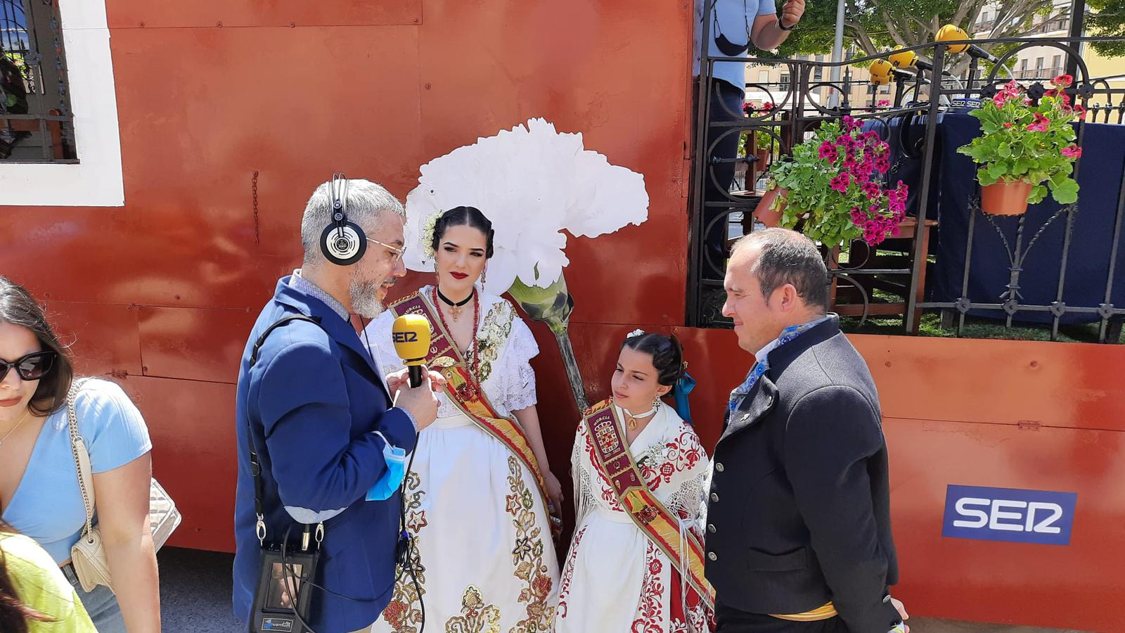 Las Reinas de la Huerta 2021-22 acompañadas de Juan Pablo Hernández, presidente de la Federación de Peñas Huertanas, han cerrado el especial Hoy por hoy Murcia