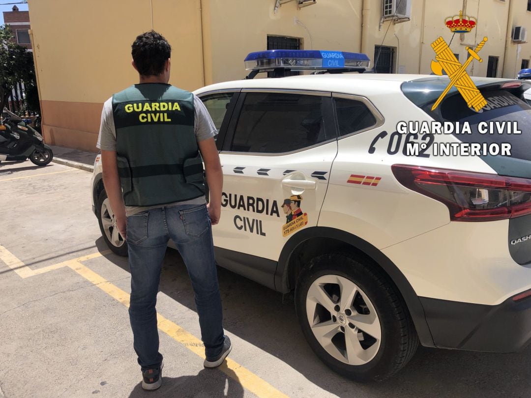 Un agentes de Guardia Civil aplican este sistema a sus investigaciones