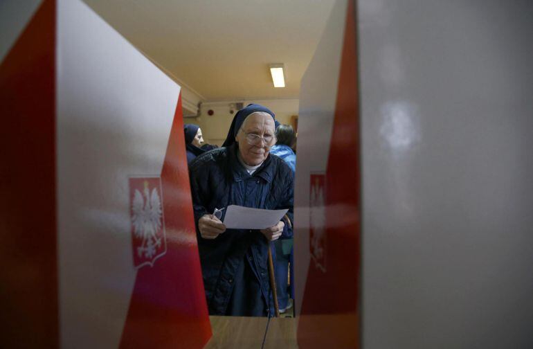 A Catholic nun fills out her ballot paper before casting her vote in the first round of the Presidential election at a polling station in Warsaw, Poland May 10, 2015. REUTERS/Kacper Pempel