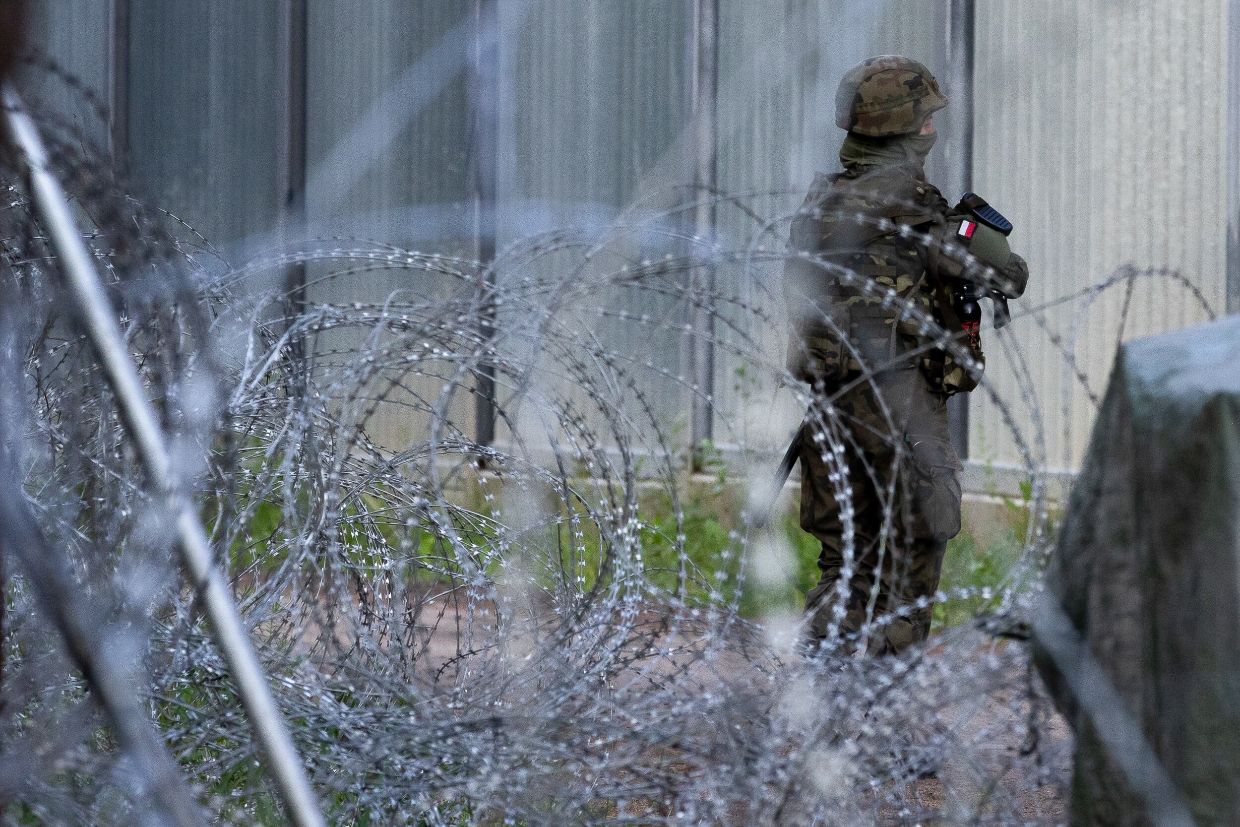 Un soldado polaco vigilando la frontera con Bielorrusia el pasado mes de junio