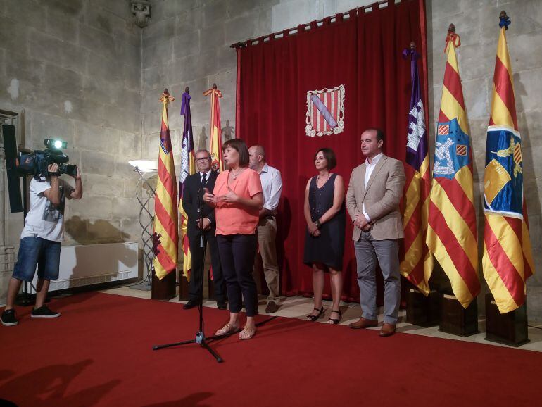 De izquierda a derecha: Vicent Torres, presidente del Consell de Ibiza; Francina Armengol, presidenta del Govern; Miquel Ensenyat (Mallorca); Maite Salord (Menorca); Jaume Ferrer (Formentera).