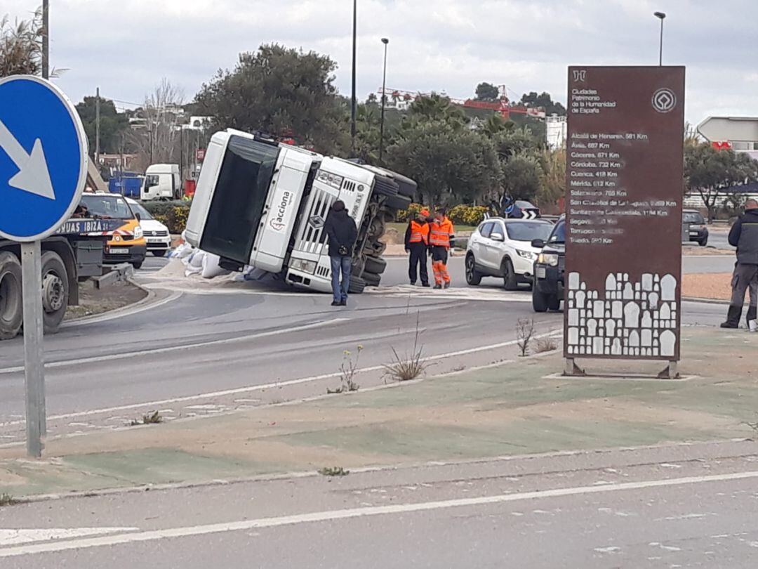 Imagen del camión volcado en la rotonda de Ibiza