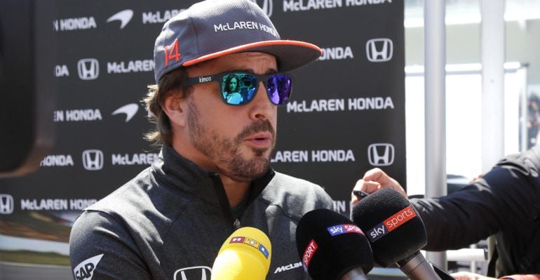 Fernando Alonso atiende a los medios de comunicación en México