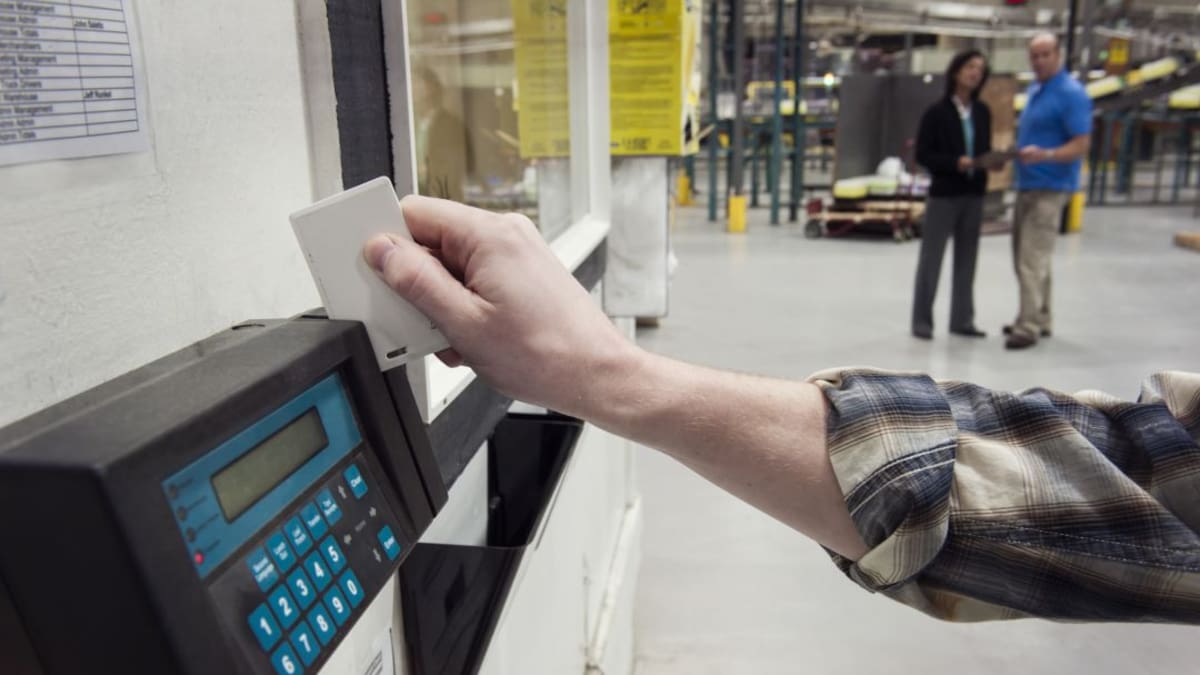 UGT pide a la Inspección de Trabajo que controle el registro de los horarios laborales