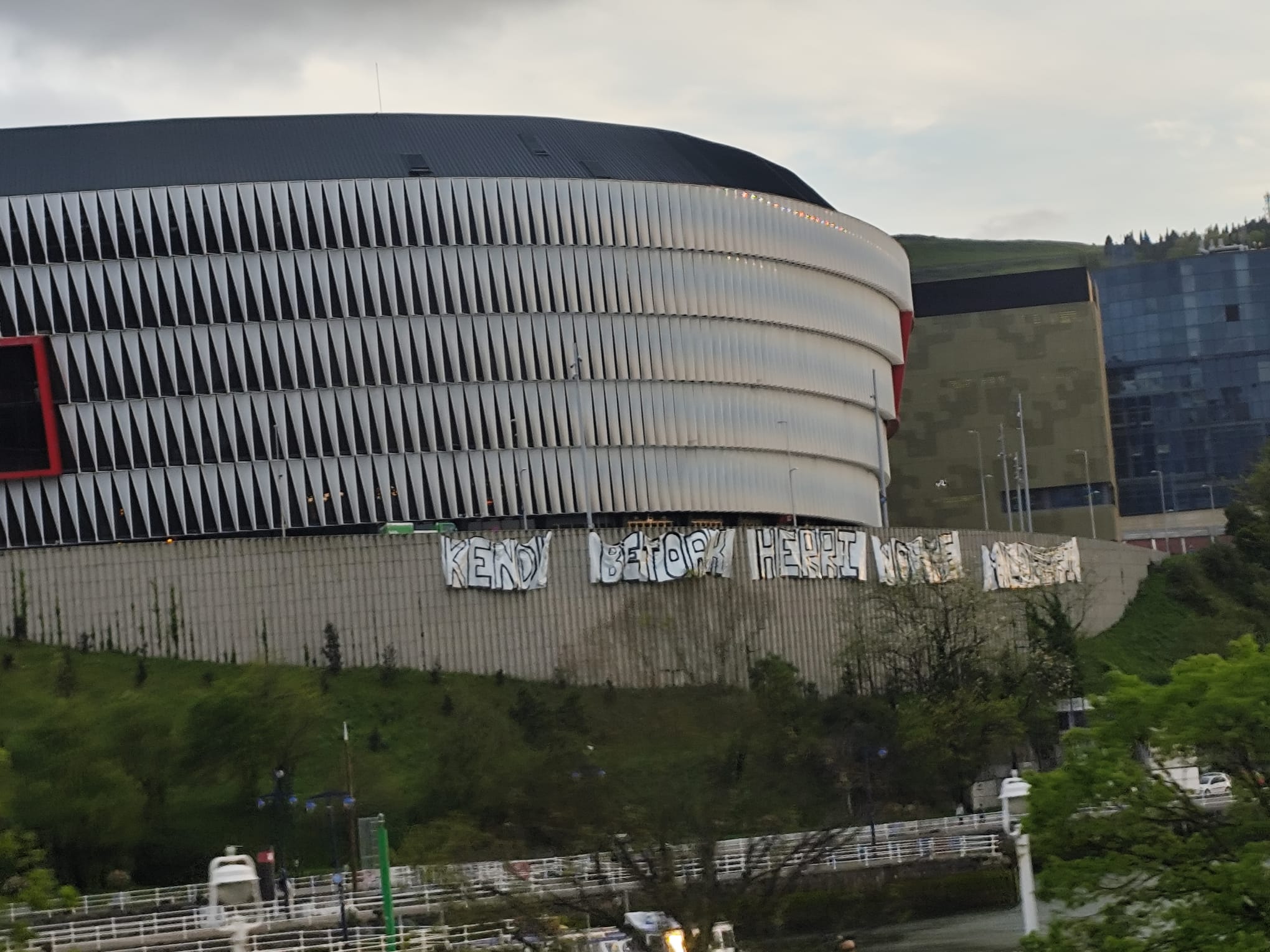 Pancarta de Herri Norte en uno de los laterales de San Mamés que dan a la ría
