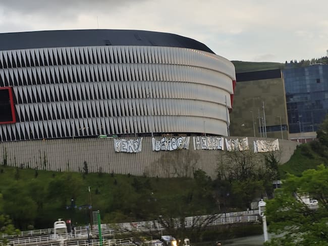 Pancarta de Herri Norte en uno de los laterales de San Mamés que dan a la ría