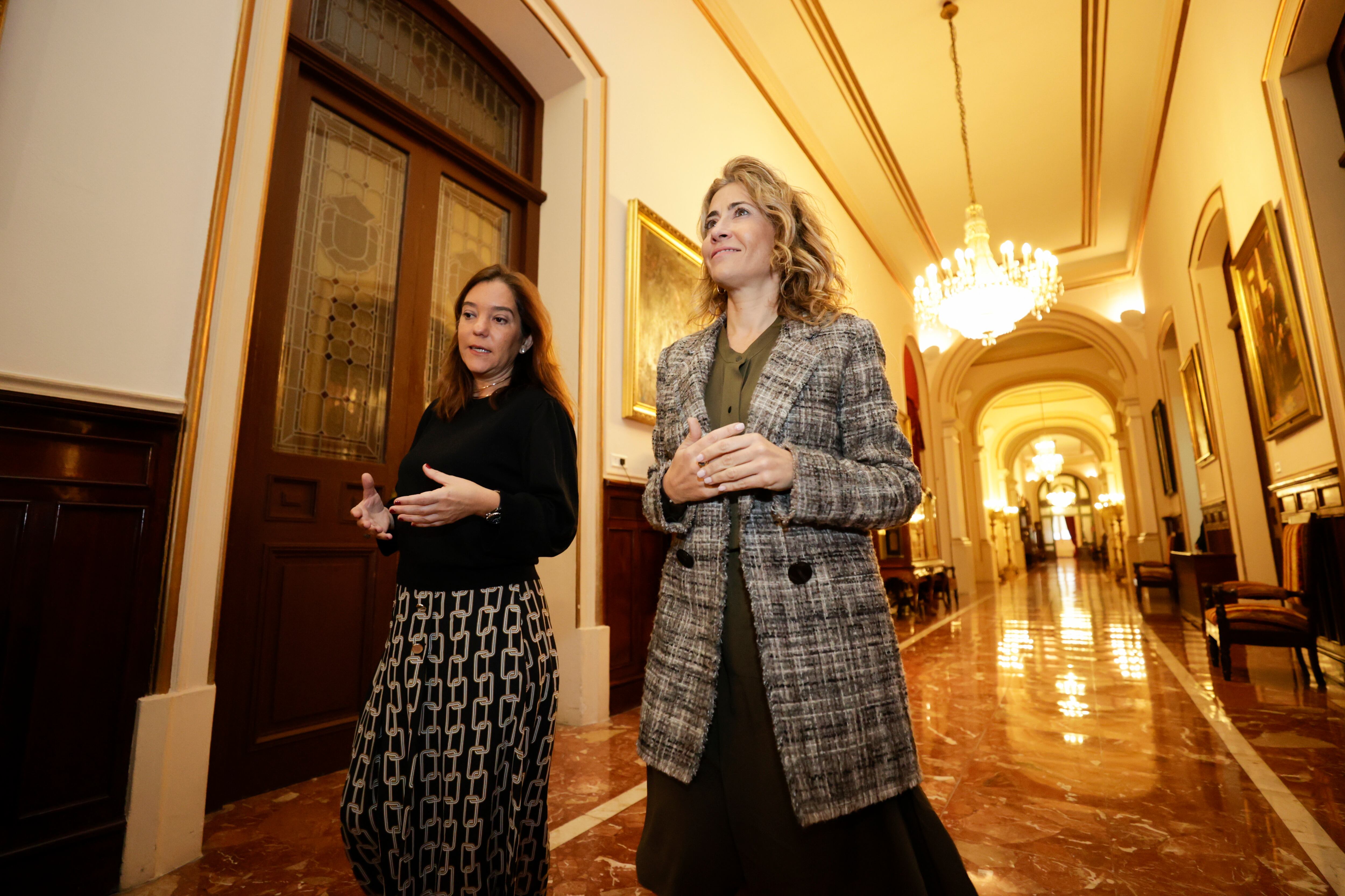 A CORUÑA, 17/10/2022.- La ministra de Transportes, Raquel Sánchez (d), durante la reunión mantenida con la alcaldesa de A Coruña, Inés Rey (i), y con asociaciones de vecinos y de empresarios de A Coruña, este lunes en el Pazo de María Pita. EFE/Cabalar
