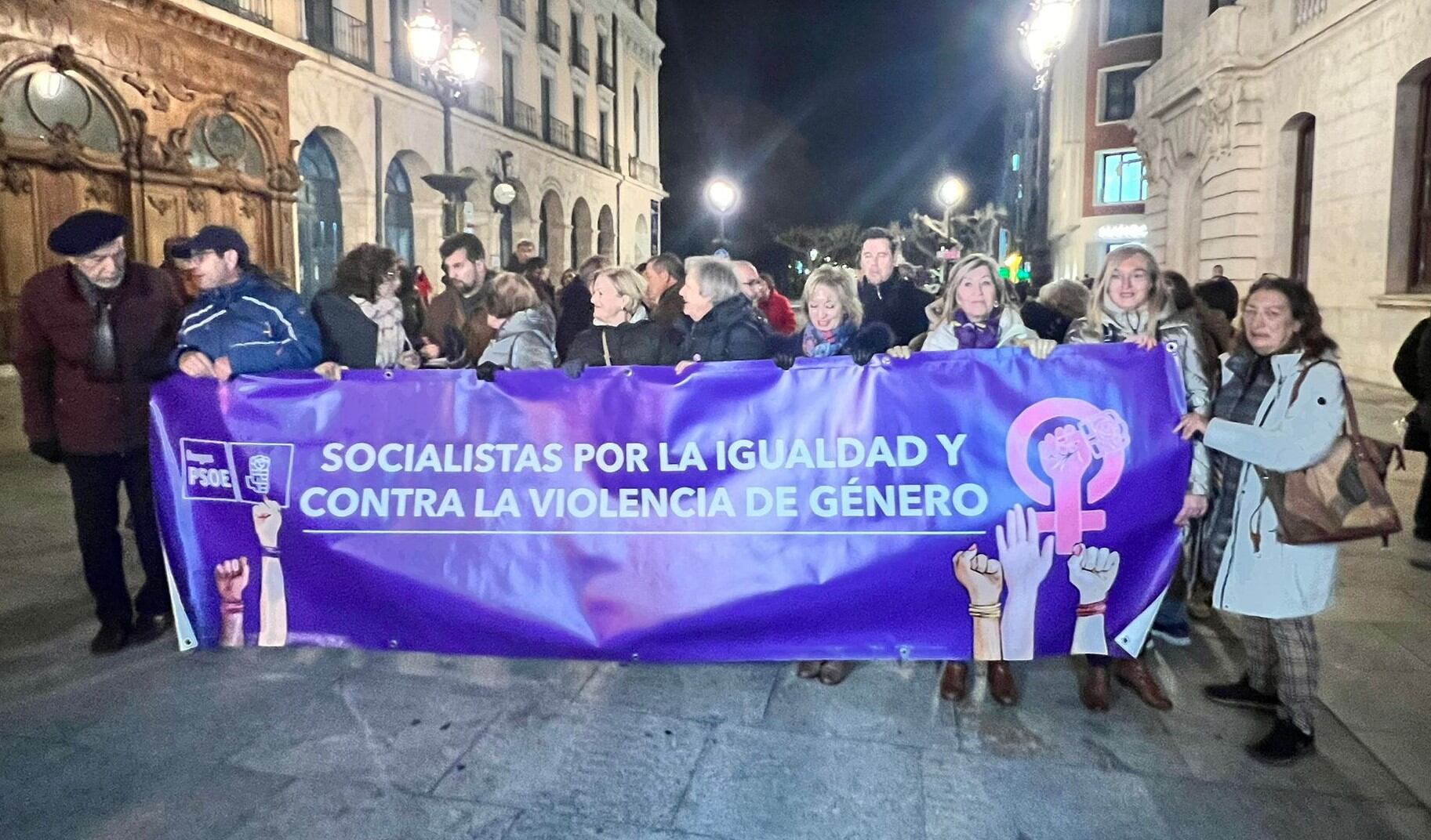 Luis Tudanca, secretario general del PSOE en Castilla y León, junto a Daniel de la Rosa, portavoz del grupo municipal Socialista en el Ayuntamiento de Burgos, asistiendo a la concentración celebrada en la capital burgalesa en el Día Internacional de la Eliminación de la Violencia contra la Mujer. / Foto: Radio Castilla