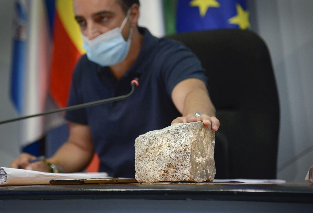 José Antonio Díaz, delegado municipal de Urbanismo, durante una rueda de prensa este martes, mostrando uno de los adoquines retirados de la calle Corredera