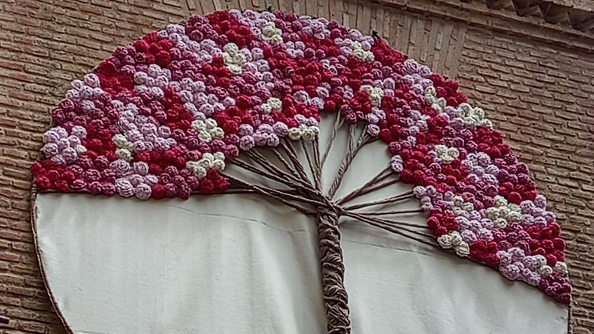 La asociación &#039;Azucaica Teje&#039; ha confeccionado hasta tres murales para adornar las calles de Toledo