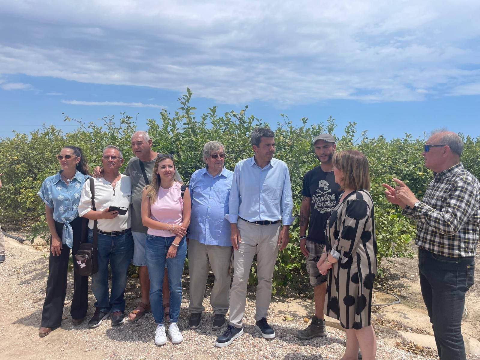 El mismo día, el 3 de junio, Carlos Mazón mantuvo un encuentro dentro de los actos de campaña con afectados por la implantación de un parque solar para abastecer la desalinizadora de Torrevieja