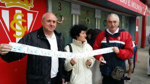 Aficionados muestran sus entradas