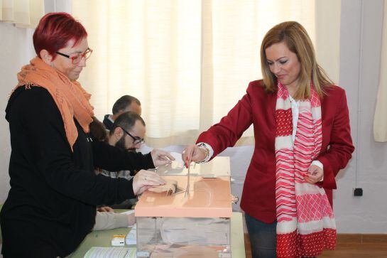 María Jesús Serrano ejerciendo su derecho al voto.