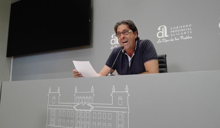 El diputado de Ciudadanos, Fernando Sepulcre, leyendo el comunicado en el que anuncia que dimite de la formación