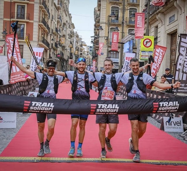 Un equipo de cuatro corredores del club llega a la meta del Trail Solidari Ciutat d&#039;Alcoi