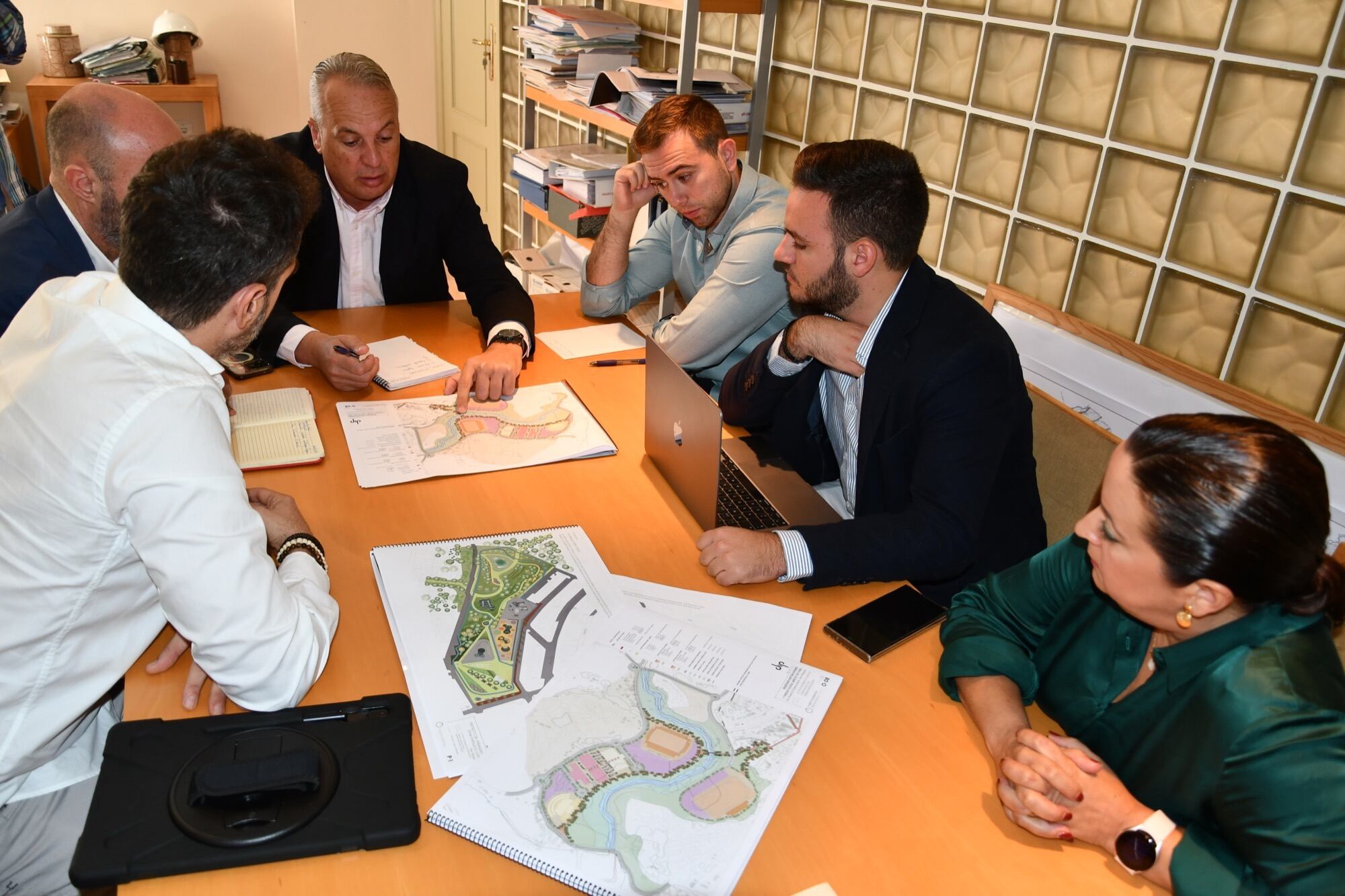 Reunión del alcalde de San Roque sobre terrenos de Huerta del Valenciano.