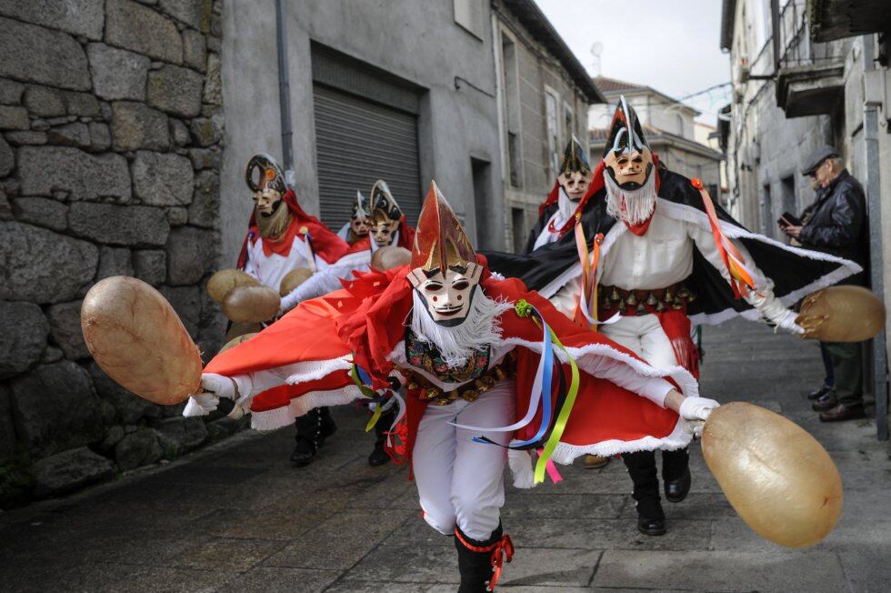 Un grupo de Pantallas recorre las calles de Xinzo de Limia (Ourense), durante el 'Domingo corredoiro' en 2022