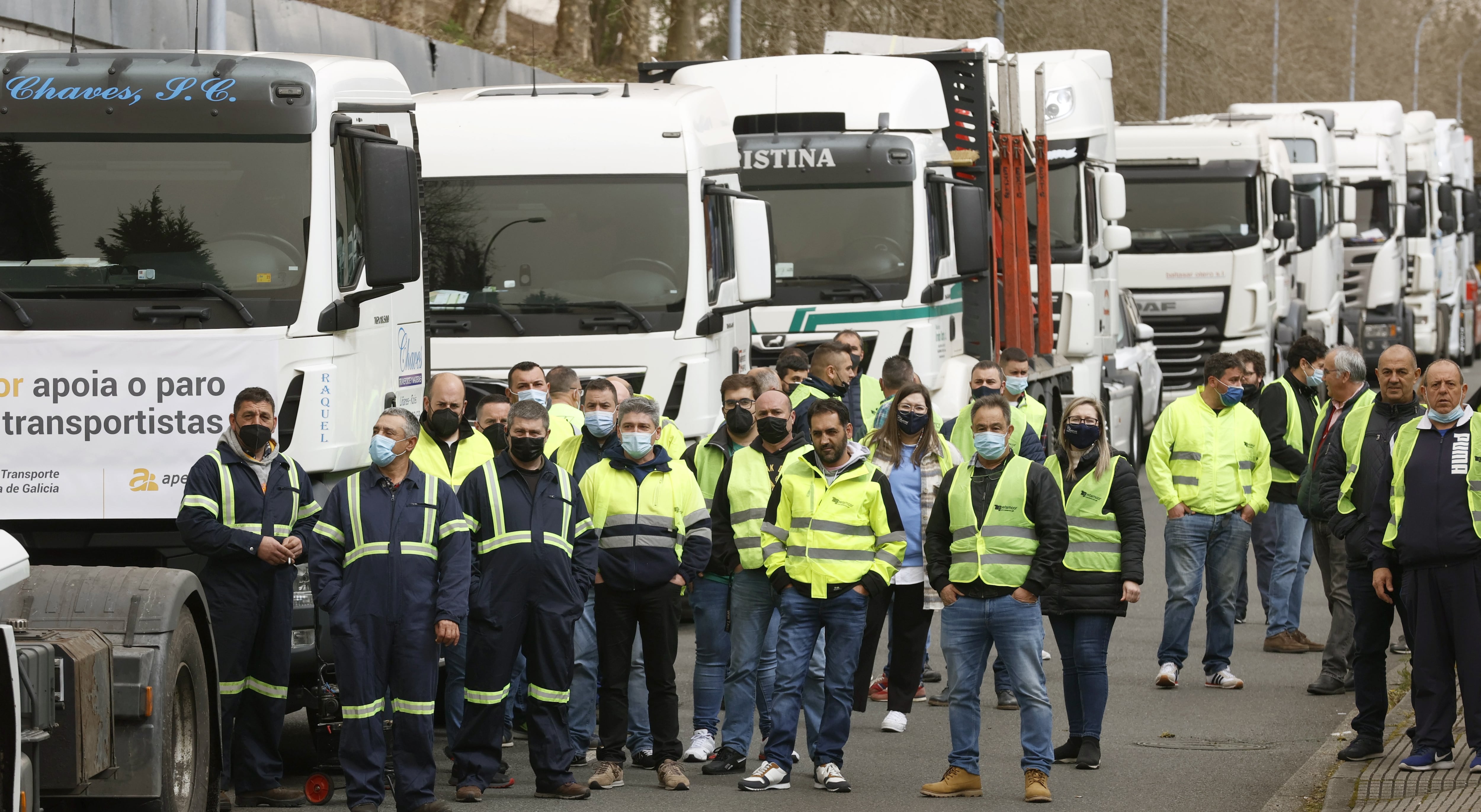 Un grupo de transportistas gallegos marcha este martes desde el polígono industrial de Costa Vella en Santiago de Compostela hasta la sede administrativa de la Xunta en San Caetano, donde han demandado al Gobierno central soluciones inmediatas al elevado coste de los carburantes derivado de la guerra en Ucrania.