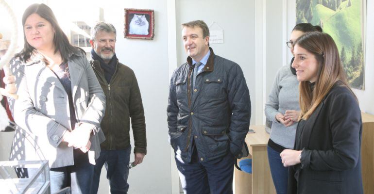 El alcalde, Jesús Moreno, en una visita al CICA