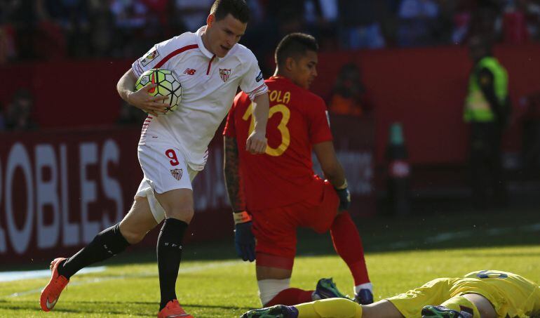 El delantero del Sevilla Kevin Gameiro recoge el balón de la portería tras el gol en propia puerta de Víctor Ruiz 