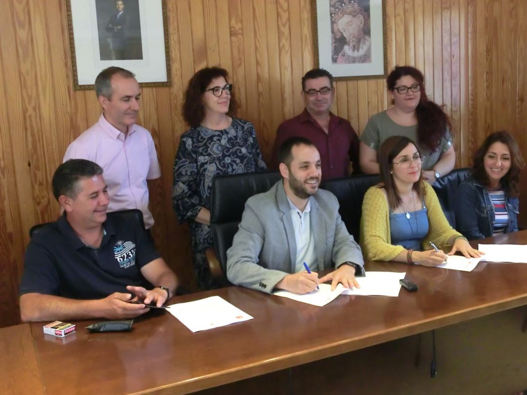 Firma del pacto de gobierno entre PSPV y Compromís en Ondara.