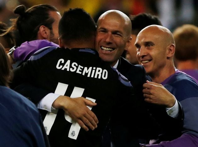 Casemiro y Zidane se abrazan tras la consecución del título liguero