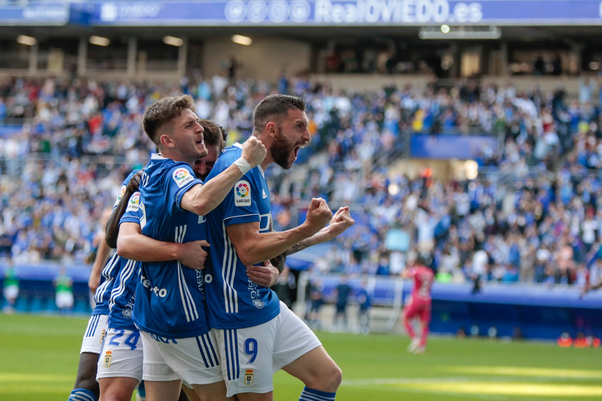 Borja Bastón celebra su gol al Fuenlabrada